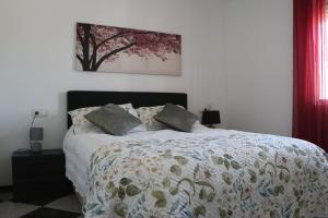 Postel nebo postele na pokoji v ubytování Chalet Athos, Ferienwohnung mit Pool,Dachterasse, Meer und Bergblick in San Juan de los Terreros + 42 fotografií