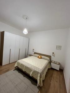 a bedroom with a bed in a white room at Gallipoli Dragonfly Inn - Appartamento in Gallipoli