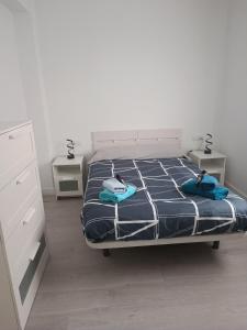 a bedroom with a bed and two night stands at Entresuelo luminoso cerca de Escaño in Ferrol
