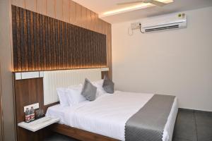 Postel nebo postele na pokoji v ubytování Hotel Shri Devi Comforts Inn
