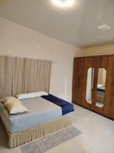 a bedroom with a bed and a mirror at Spacious COP 30 home - Casa espaçosa COP 30 in Belém