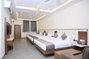 Postel nebo postele na pokoji v ubytování Hotel Shri Devi Comforts Inn