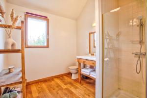 Un baño con inodoro, lavabo y ducha. en Gîte La Ligne Bleue front de mer et vue sur une Tour Vauban, en Saint-Vaast-la-Hougue 19 fotos más