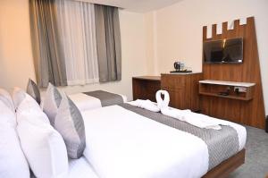Postel nebo postele na pokoji v ubytování Hotel Shri Devi Comforts Inn