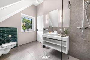 a bathroom with a sink and a shower and a toilet at Ferienwohung Genießen St Peter-Ording in Böhl