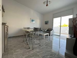Χώρος καθιστικού στο Appartement une chambre avec terrasse 3 mins de la plage de hammamet nord