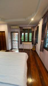 เตียงในห้องที่ Coastal Lodge Bang saray