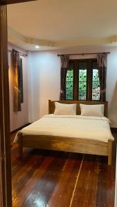 เตียงในห้องที่ Coastal Lodge Bang saray