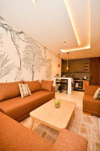 ein Wohnzimmer mit Couch und Tisch in der Unterkunft Atelier Aedes - Studio 6 in Maarif