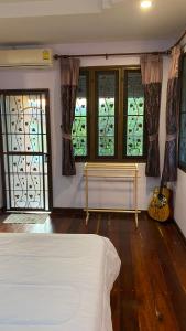 เตียงในห้องที่ Coastal Lodge Bang saray