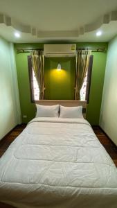 เตียงในห้องที่ Coastal Lodge Bang saray