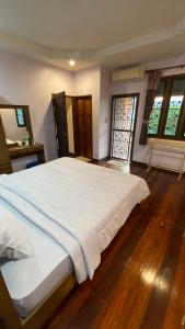 เตียงในห้องที่ Coastal Lodge Bang saray