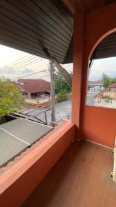 ระเบียงหรือลานระเบียงของ Coastal Lodge Bang saray