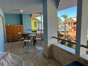 balkon ze stołem i krzesłami w obiekcie Apartamento Puerto Sotogrande Marina w mieście Sotogrande