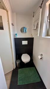 Et badeværelse på Strandhuis Everts + 23 billeder