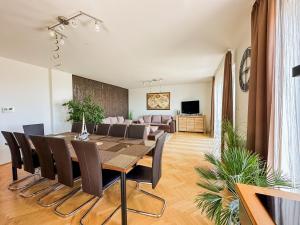 jadalnia i salon ze stołem i krzesłami w obiekcie Aranyeső Apartmanházak No.1 w mieście Balatonalmádi