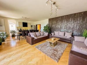 salon z kanapą i stołem w obiekcie Aranyeső Apartmanházak No.1 w mieście Balatonalmádi