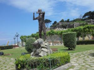 a statue of a cross in a park at Hotel Avenida Baiona in Baiona