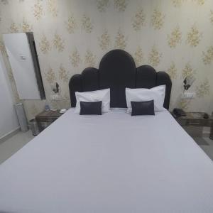 Postel nebo postele na pokoji v ubytování 3 KNOT 1 Hotel