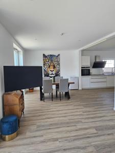 a white living room with a table and chairs at FeWo Safari - zwischen Holstentor & Ostsee in Lübeck