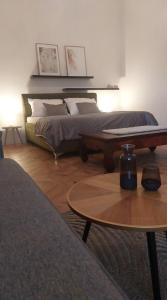 コシツェにあるApartman Napoli, Hlavná ulicaの大きなベッドとコーヒーテーブルのある寝室