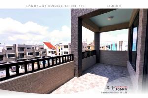 un balcone con vista sulla città di 西衛參零陸民宿 Xiwei 306 Inn a Magong