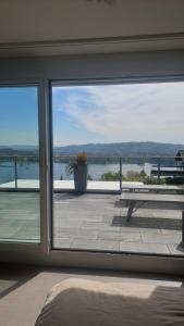 比尔Private room Lake View的卧室设有窗户,享有水景