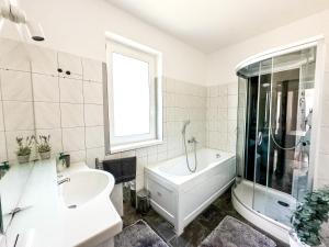 Łazienka w obiekcie Aranyeső Apartmanházak No.1