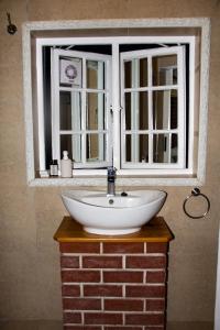 Ένα μπάνιο στο Firehouse selfcatering Garden Cottage no 2