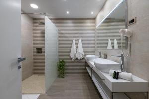 赫瓦尔Hotel - Teranea City Hvar的浴室设有2个盥洗盆、淋浴和镜子。