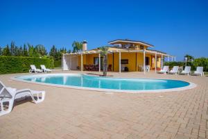 The swimming pool at or close to meadow luxury villa
