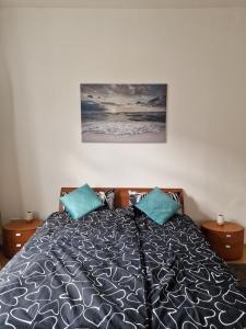 a bedroom with a bed with two blue pillows at Charmante Altbauwohnung im Zentrum von Detmold, Paula in Detmold