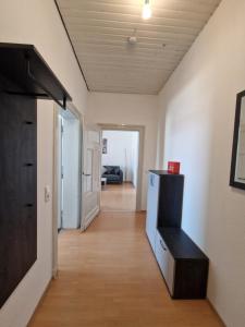 a room with a hallway with a couch and a table at Charmante Altbauwohnung im Zentrum von Detmold, Paula in Detmold +13 photos