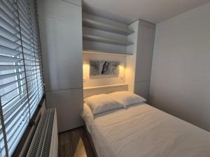Posteľ alebo postele v izbe v ubytovaní APARTAMENT WŚRÓD 1000cy ŚWIATEŁ - z parkingiem w hali garażowej- duży balkon z leżakami - piekny widok nocą na panoramę Tysiaclecia