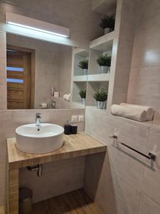 Kúpeľňa v ubytovaní APARTAMENT WŚRÓD 1000cy ŚWIATEŁ - z parkingiem w hali garażowej- duży balkon z leżakami - piekny widok nocą na panoramę Tysiaclecia + 28 fotografií