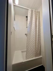 Et badeværelse på freistehendes Ferienhaus an der Nordsee, Eureka 18 - Strandbude + 16 billeder