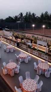 Restaurace v ubytování Coco Resort and Banquet + 5 fotografií
