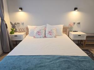 a bedroom with a large white bed with pillows at Casa Pavel in Porumbacu de Sus