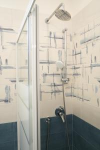 Park Room - Ischia Centro في ايسكيا: دش مع رأس دش في الحمام