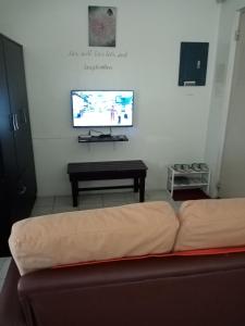Televisyen dan/atau pusat hiburan di Spacious Studio unit beside Enchanted Kingdom at Santa Rosa City Laguna