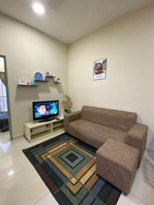 un soggiorno con un divano e una TV di Deluxe Double Room by Zana Homestay Mesahill a Nilai