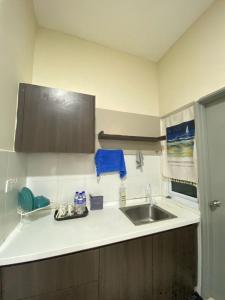 una cucina con un lavello e un piano di lavoro di Deluxe Double Room by Zana Homestay Mesahill a Nilai