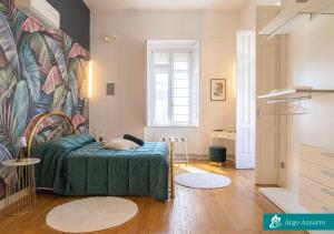 サレルノにあるVirginia Luxury Apartmentのカラフルな壁のベッドルーム1室(緑のベッド1台付)
