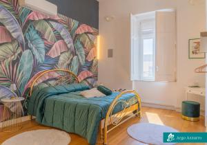サレルノにあるVirginia Luxury Apartmentのベッドルーム1室(トロピカルな壁紙のベッド1台付)