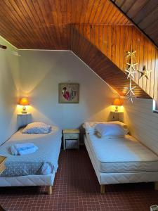 En eller flere senge i et værelse på Maison familiale au cœur du golf de Cornouaille