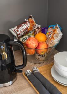 een tafel met een fruitmand en snacks bij Mizpah Bed & Breakfast near Ben Nevis Highlands in Roybridge +17 foto's