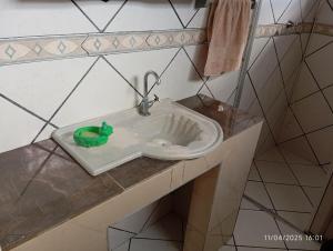 a bathroom sink with a green bowl in it at Hospede-se com conforto e vista privilegiada in Guaraqueçaba +25 photos