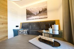 ランデックにあるApart Alpine Retreat 3のダイニングルーム(ランプ付きテーブル付)