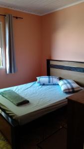 a bedroom with a large bed with blue sheets and pillows at Hospede-se com conforto e vista privilegiada in Guaraqueçaba