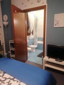 A bathroom at La Casa Blu- Forum di Assago, Ospedale Humanitas, Milanofiori, IEO